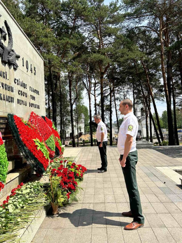 Сотрудники Учреждения "Беллесозащита" возложили цветы к мемориальному комплексу "Масюковщина"