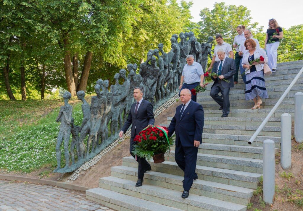 Участие в церемонии возложения цветов к мемориальному комплексу "Яма"