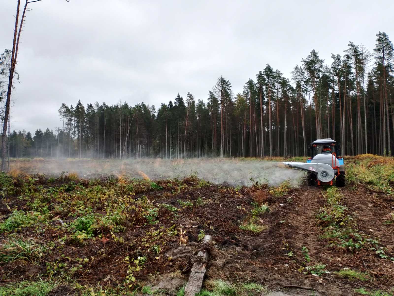 Испытания тракторного навесного опрыскивающего оборудования Зубр 800